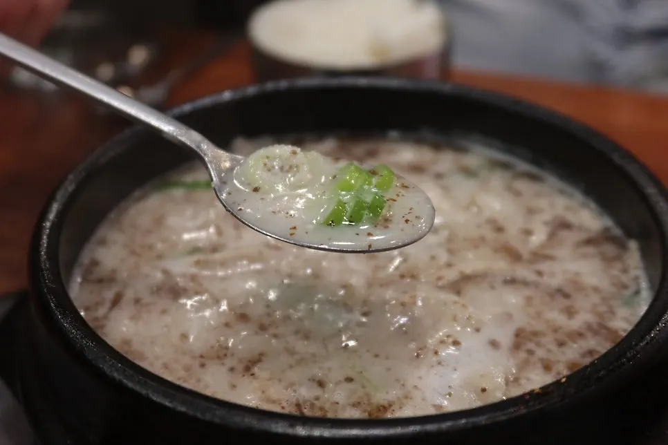 들깨가루 올린 항정살수육 국밥