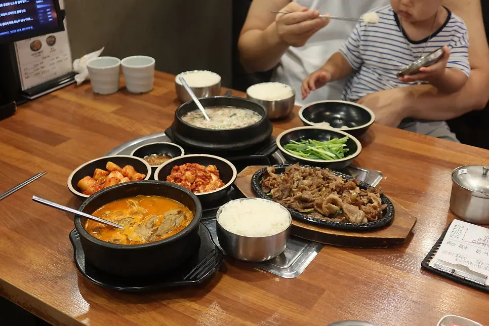 뽀얀 국물의 항정수육국밥 한 그릇