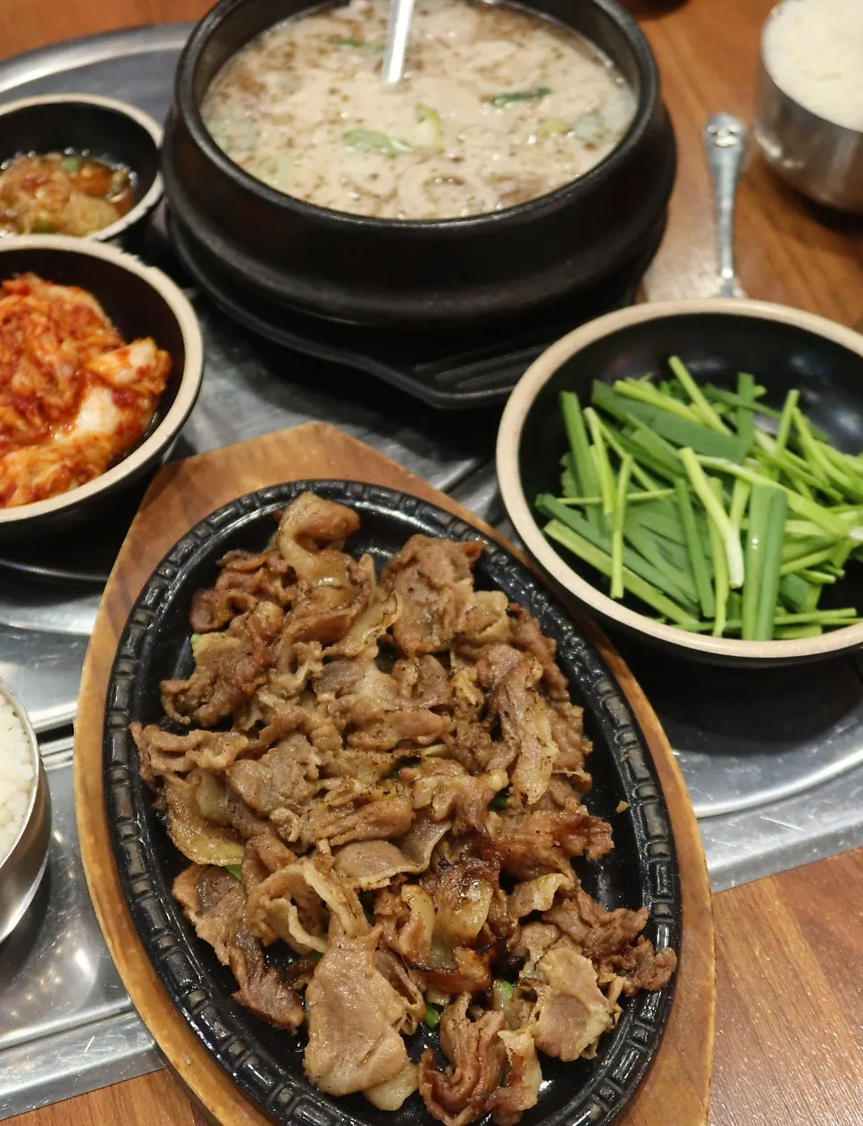 국밥에 밥을 넣어 먹는 모습