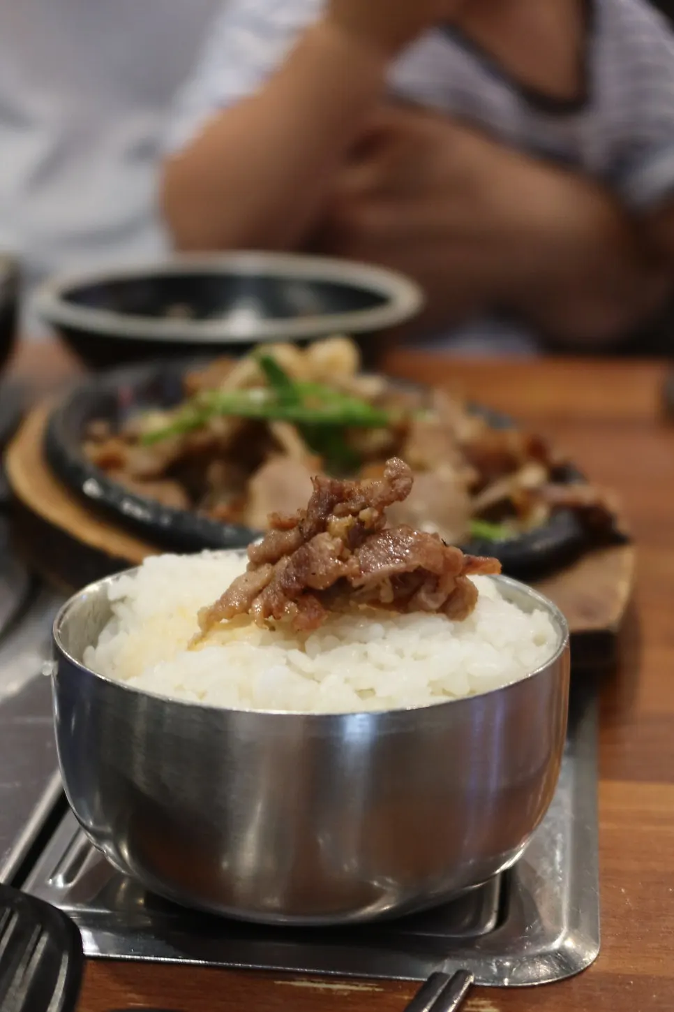 흰 쌀밥에 올린 직화구이 고기