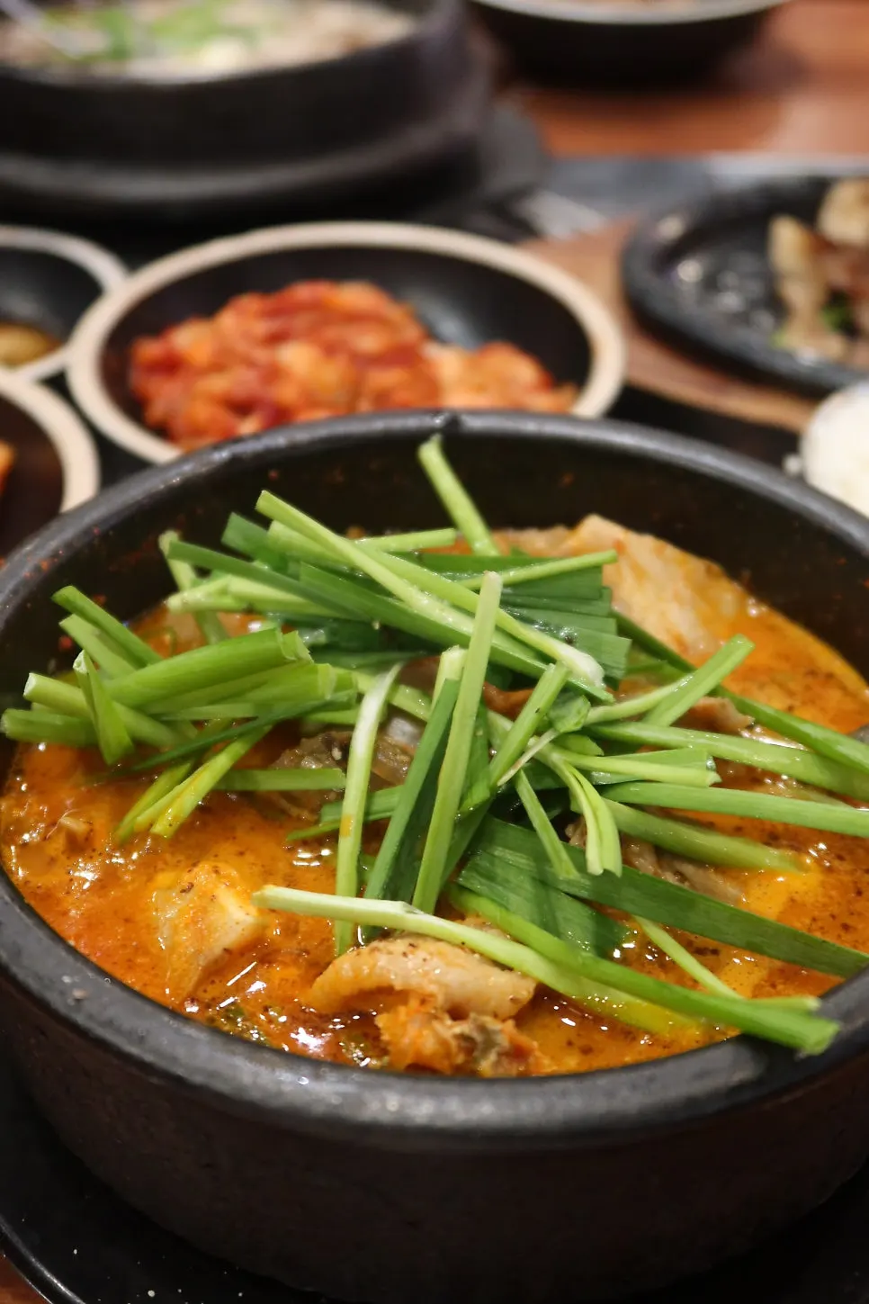 아기와 함께한 국밥 식사 테이블