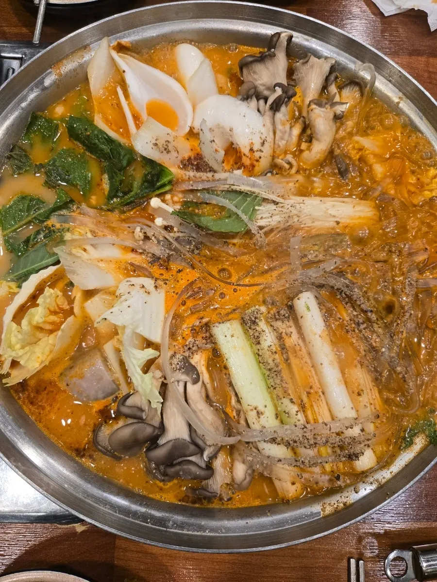 배추와 깻잎이 가득한 전골 냄비