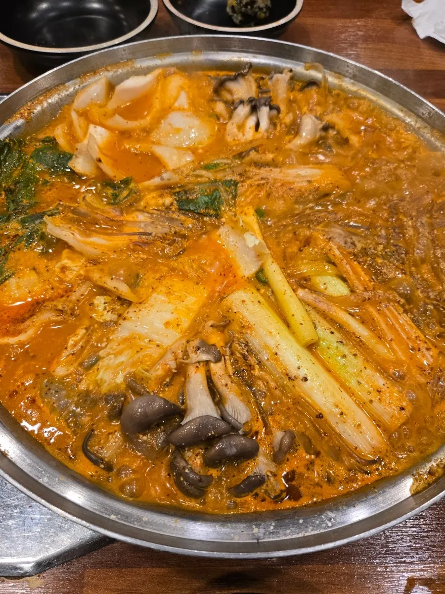 끓기 시작한 순대 곱창 전골
