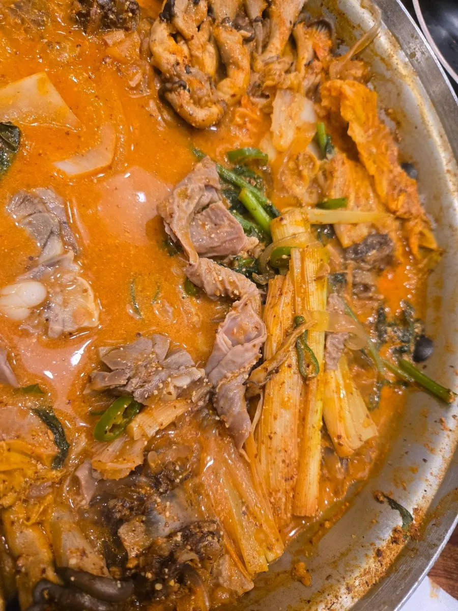 야채 아래 숨어 있던 순대와 고기