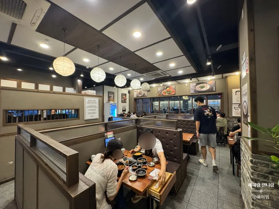 Dining hall of the 24-hour gukbap restaurant with partitioned seats