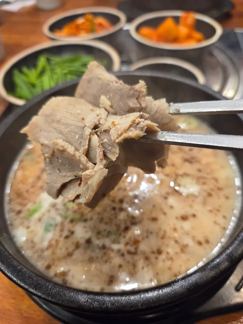 고기 건더기가 넉넉한 수육국밥