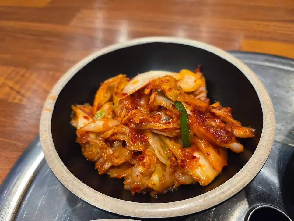 국밥에 김치를 곁들인 한 숟갈