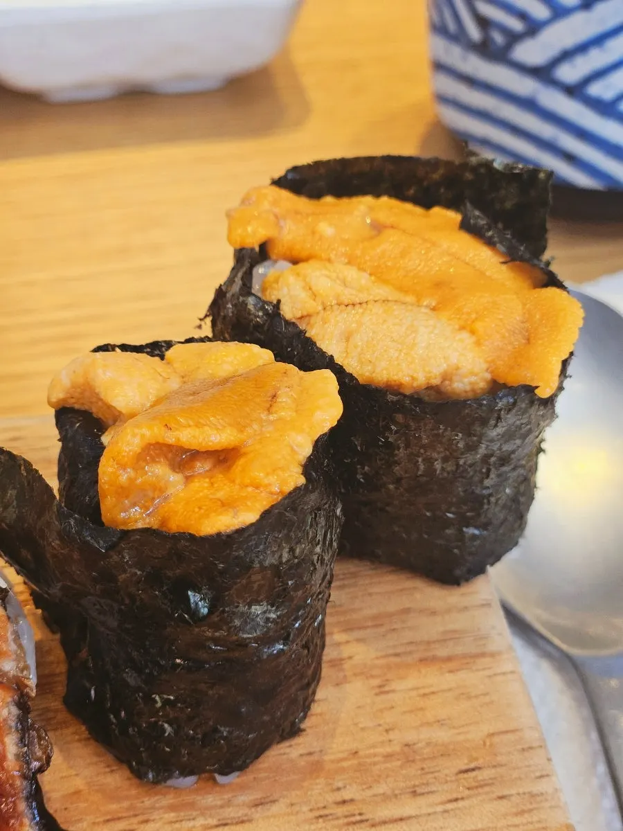 성게알 초밥과 장어초밥 세로 사진