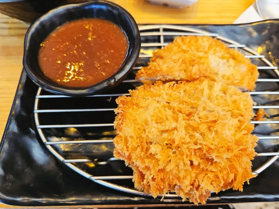 초밥과 면 요리가 함께 놓인 테이블