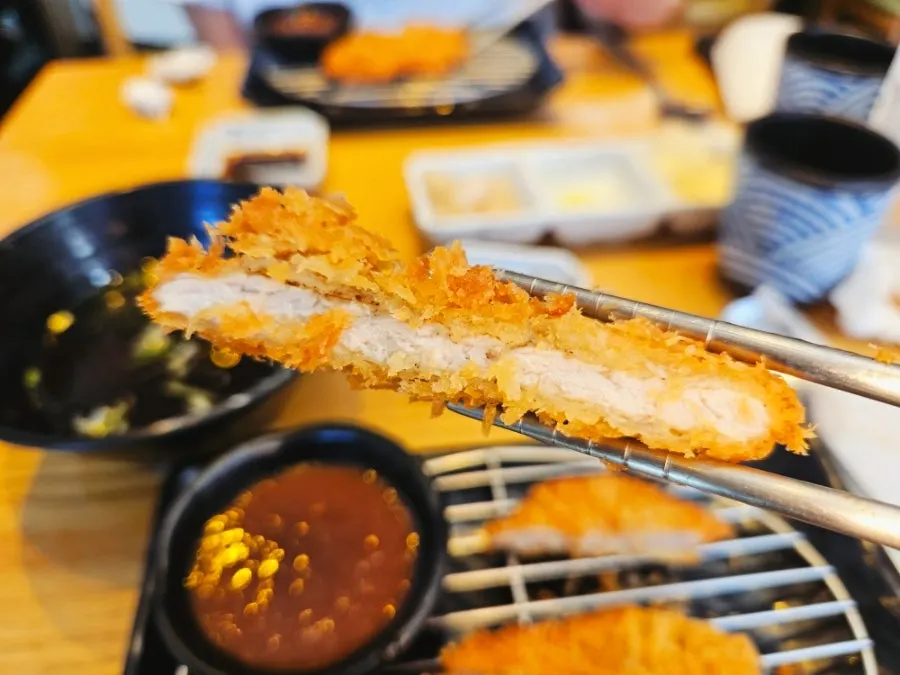 통으로 나온 미니돈까스 한 조각