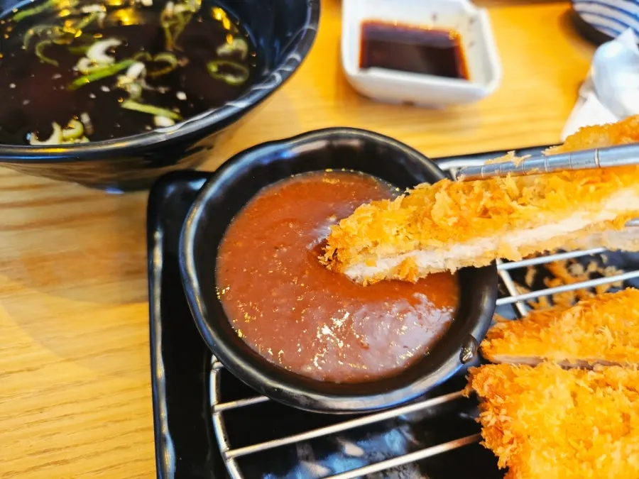 수제 소스를 곁들인 미니돈까스