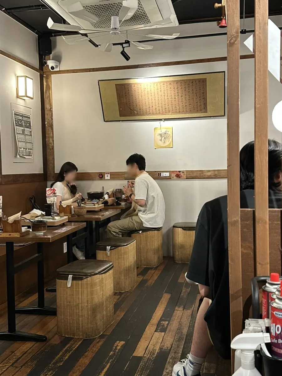 은은한 조명이 켜진 매장 내부 통로