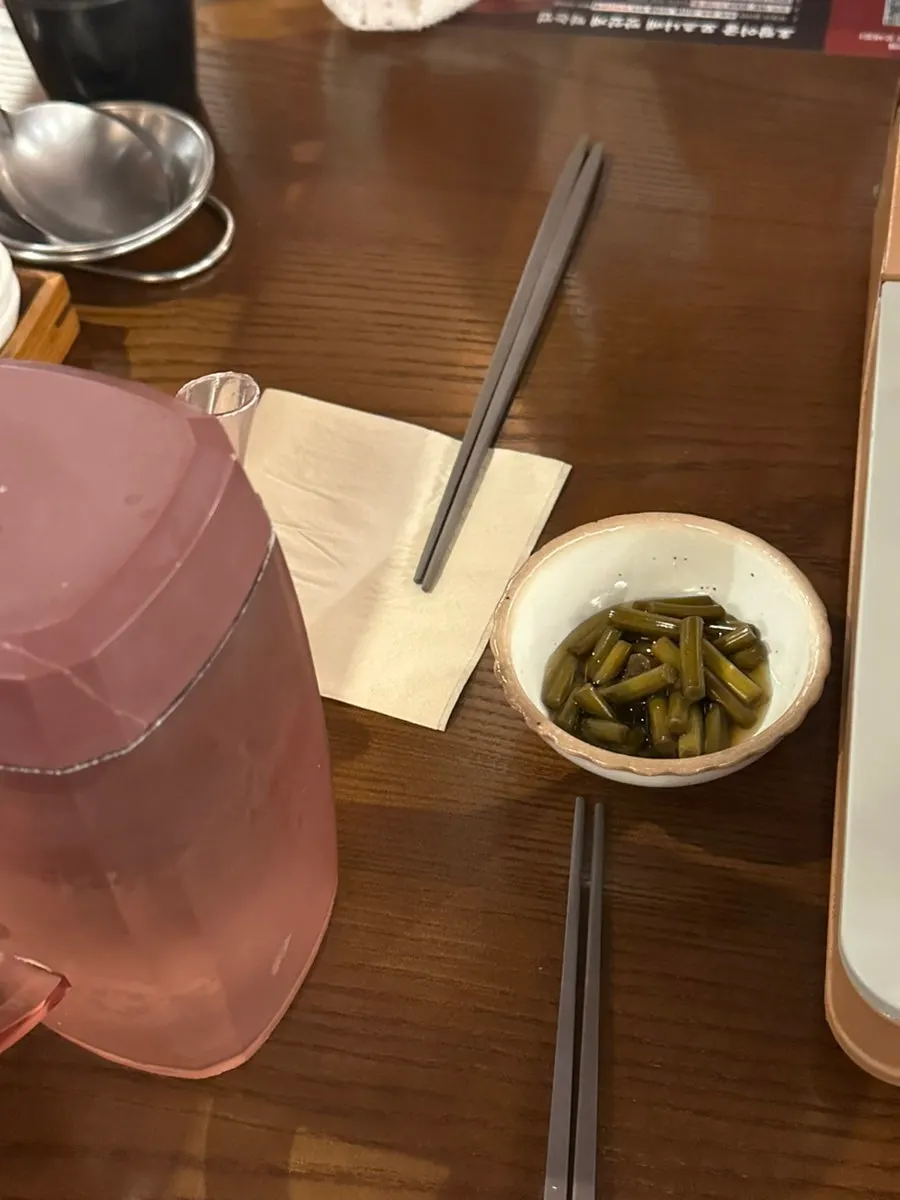 착석한 자리에서 바라본 매장 분위기