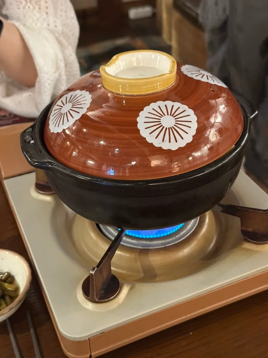 뚜껑 덮인 채 버너에 올려진 소곱창 전골 냄비