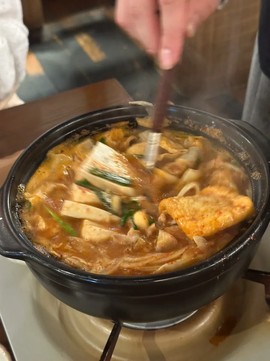 두부와 부추, 곱창이 올라간 소곱창 전골 비주얼