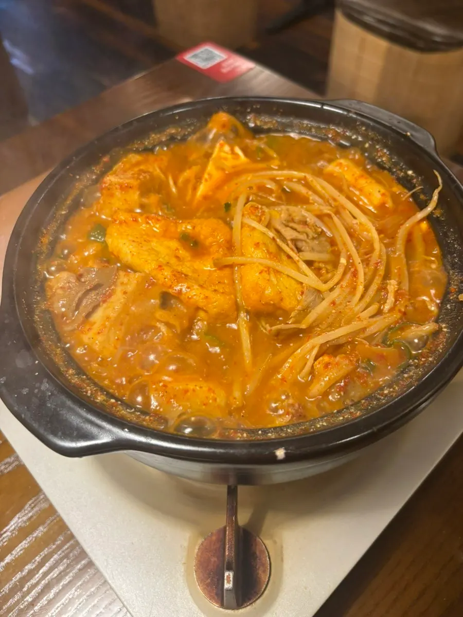 Hot pot with gopchang and vegetables