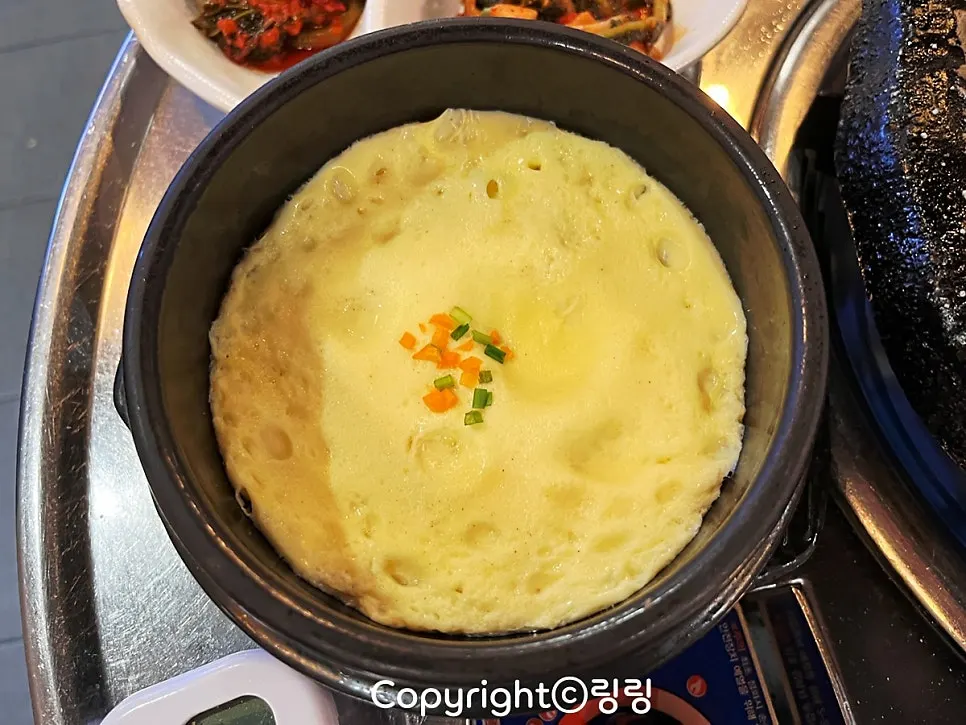 곱창과 함께 차려진 김치 반찬 접시