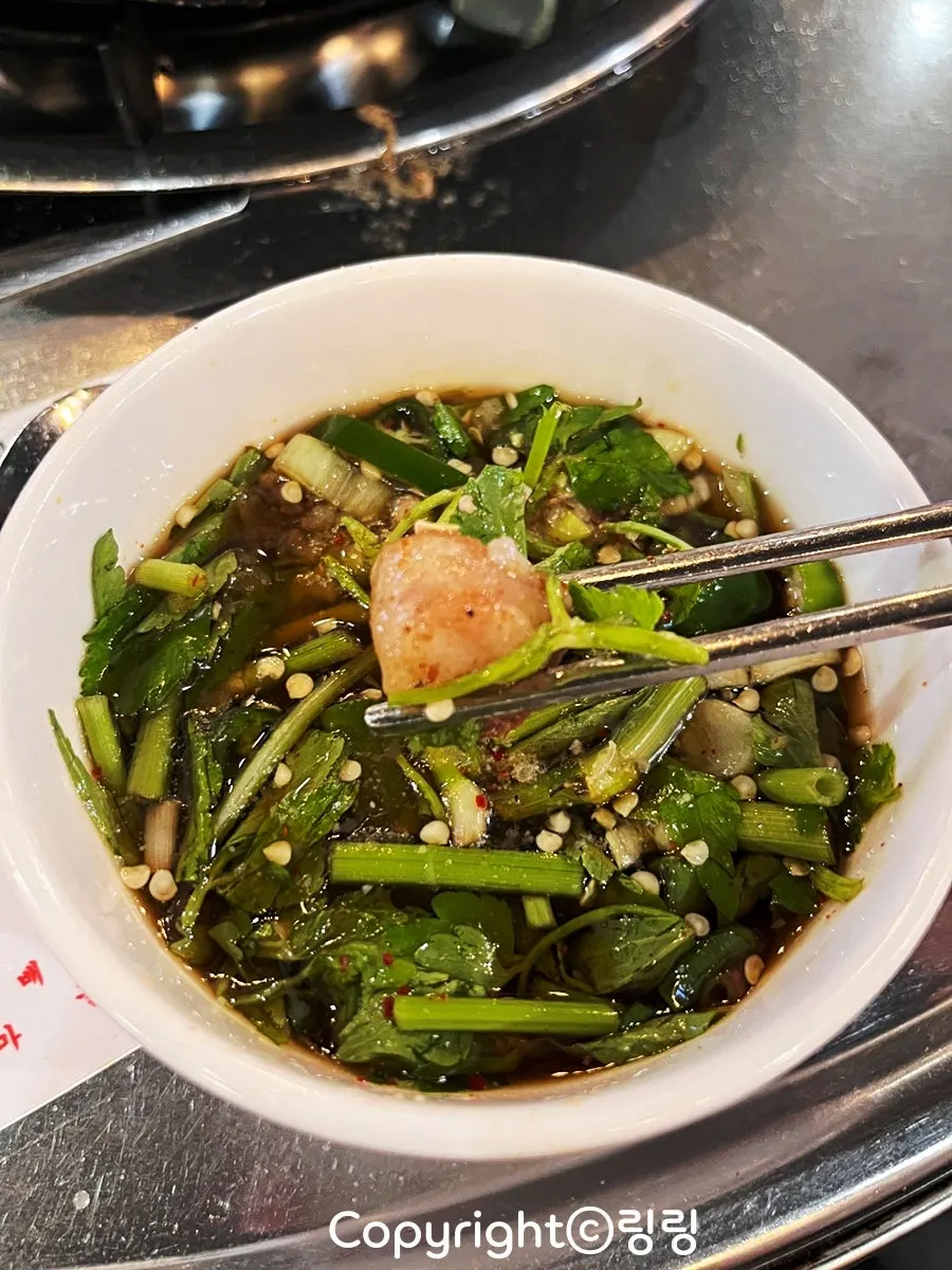 절인 마늘 없이 차려진 곱창집 반찬 구성