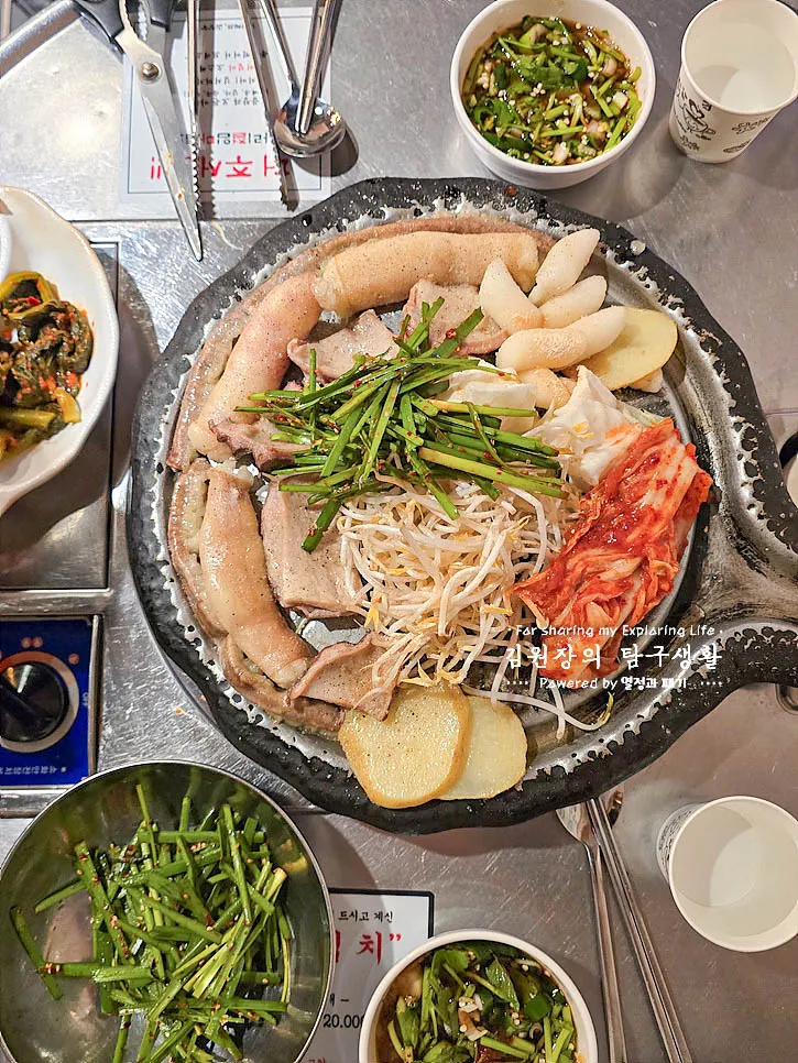 커다란 불판에 오른 곱창 대창 막창