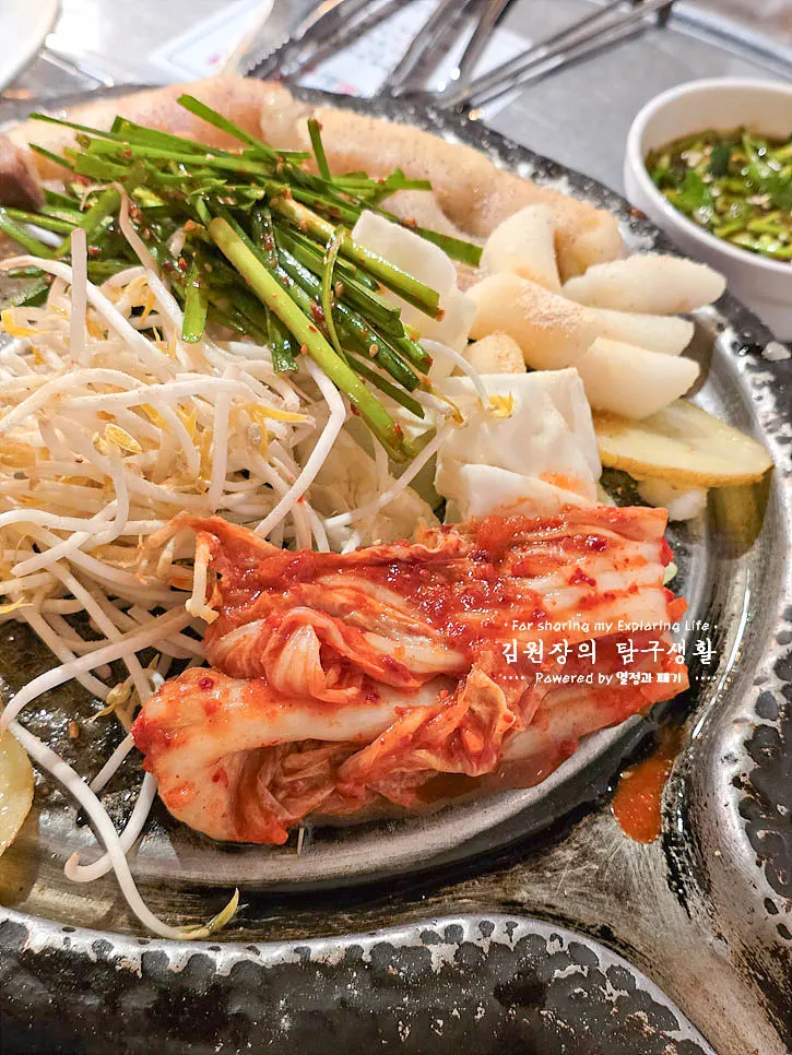 감자와 쌀떡, 김치가 함께 올라간 불판