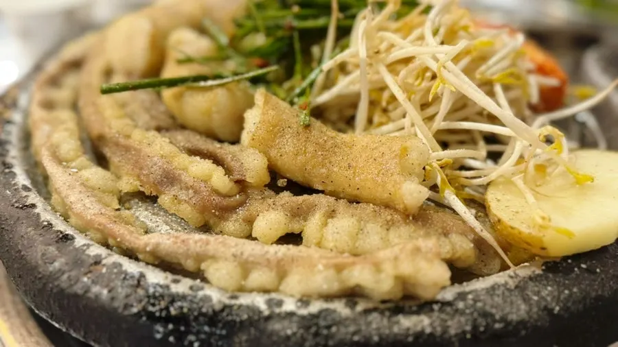 Plump cut pieces of daechang with vegetables