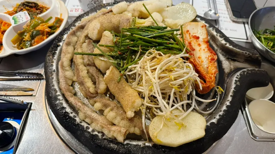 Staff member cutting the gopchang into easy-to-eat pieces