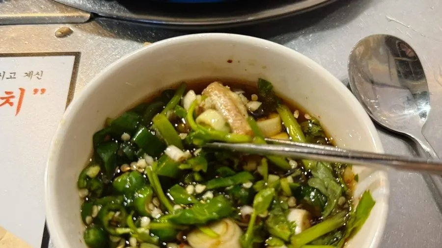 Gopchang grilling alongside bean sprouts and scallion kimchi