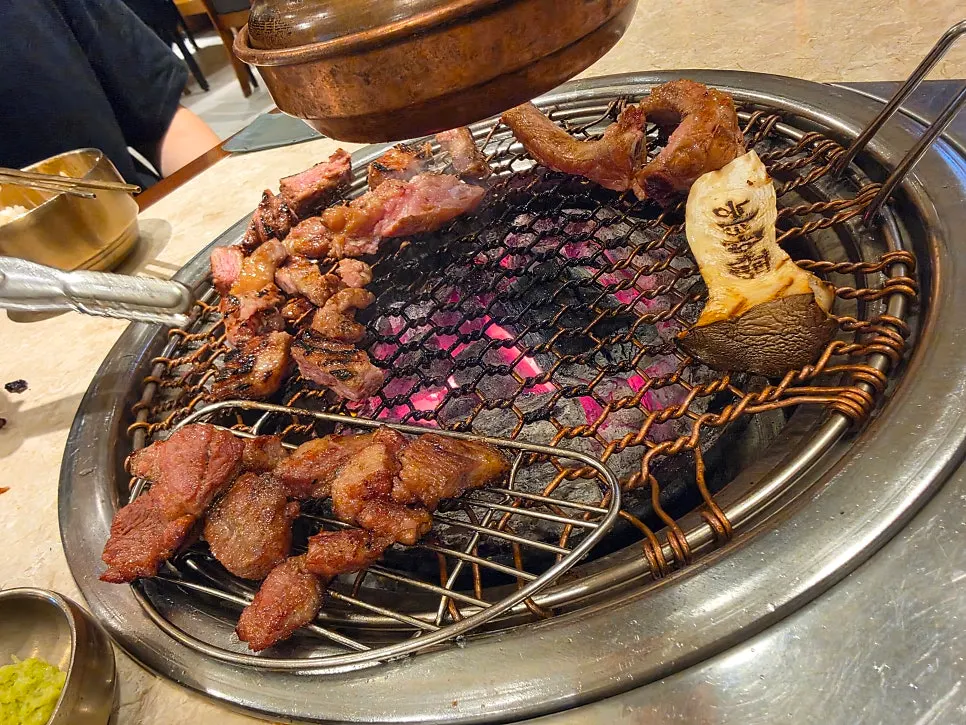숯불에 올린 돼지갈비