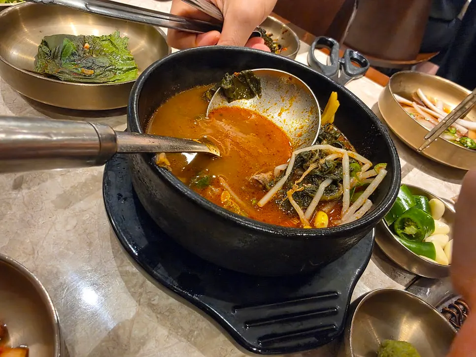 돼지갈비와 안동국물 한상 차림