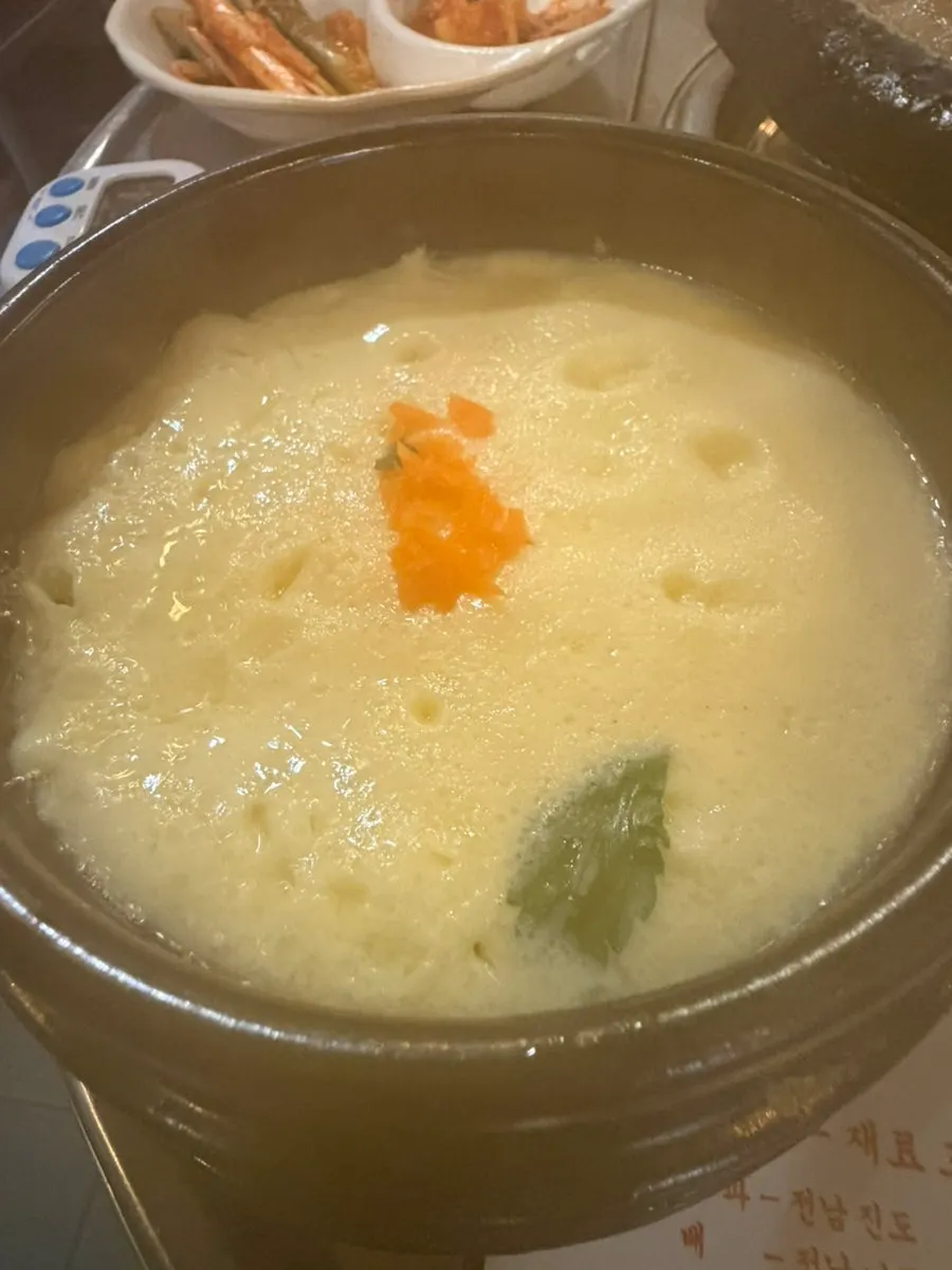 철판에 올라간 한우곱창과 야채