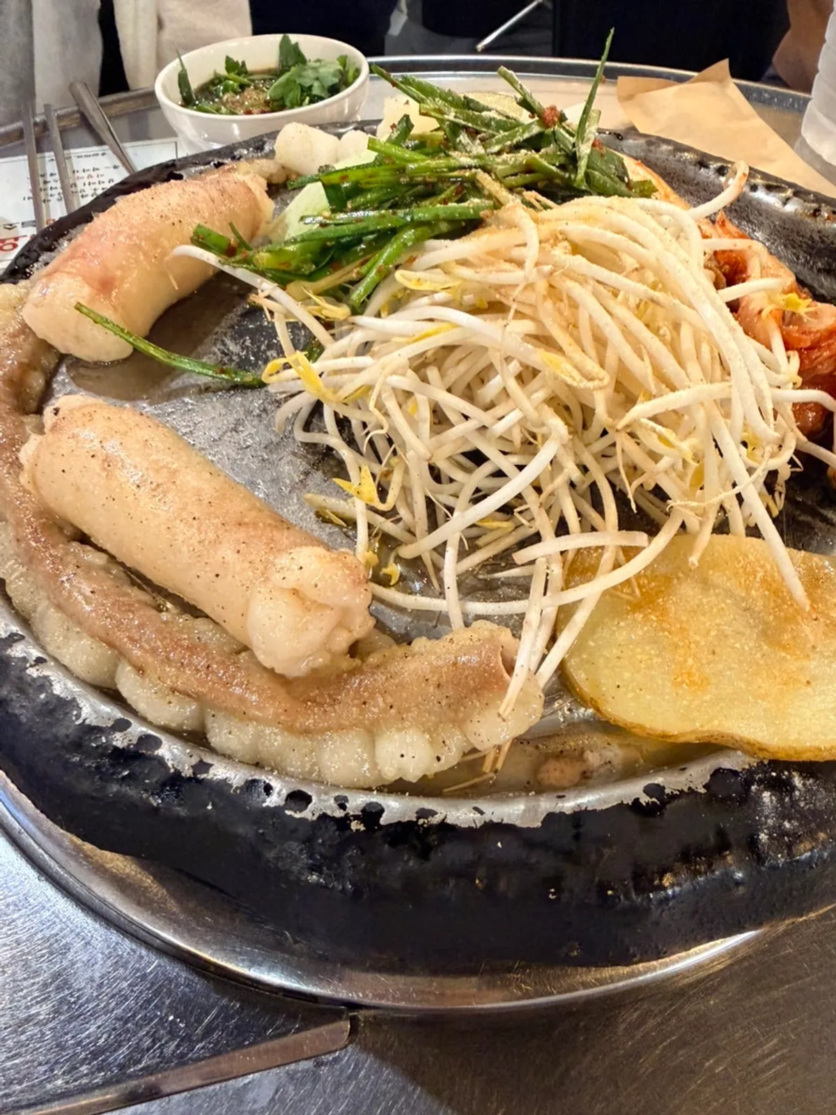 감자 부추 숙주 떡 양배추와 함께 구워지는 한우곱창