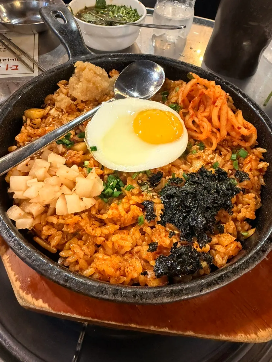 마늘이 듬뿍 들어간 양밥 볶는 모습