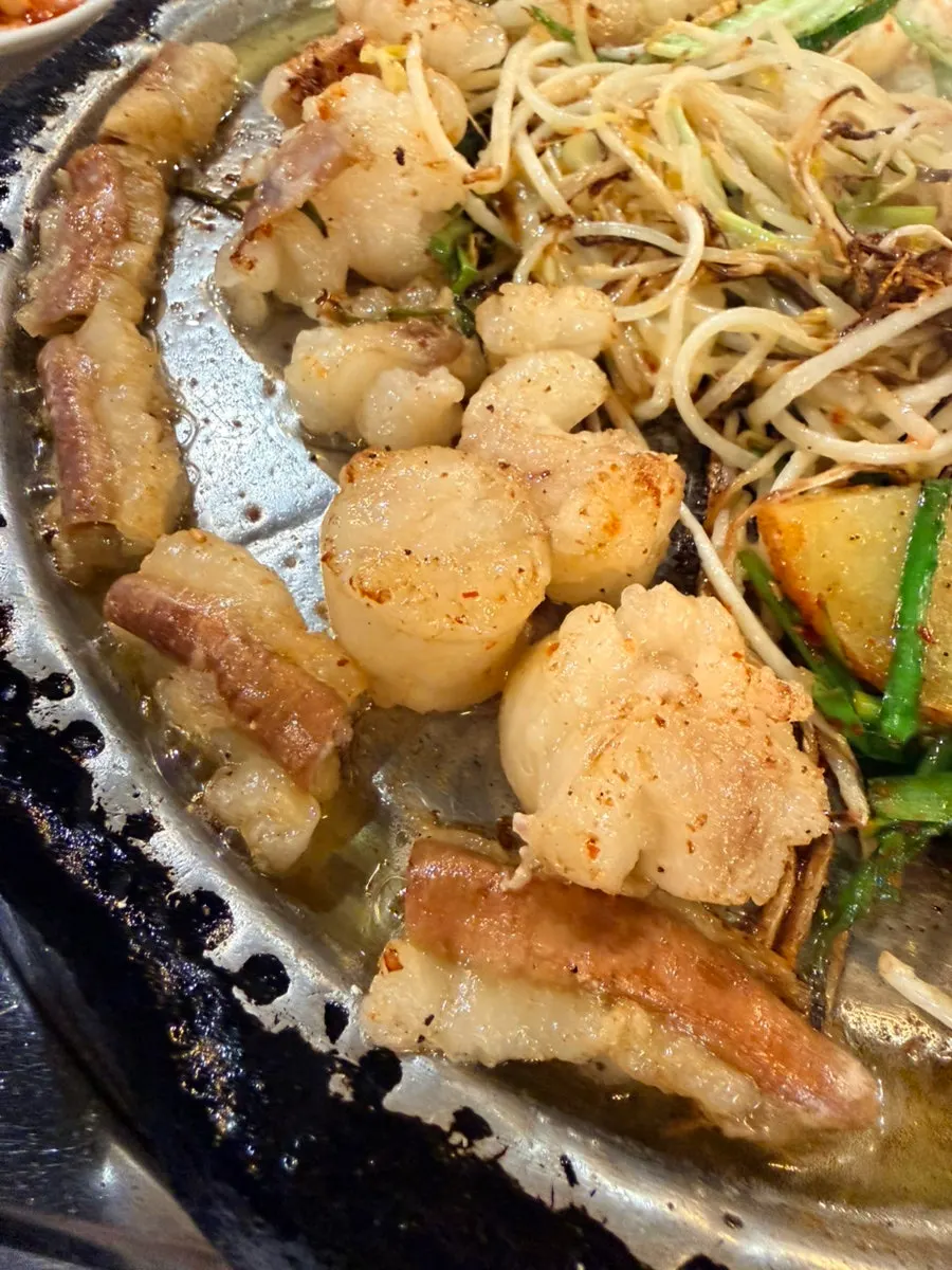 철판 위 한우곱창과 대창 마무리 장면