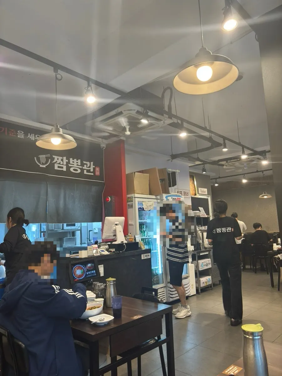 밥과 음료 무제한 안내가 있는 매장 한쪽