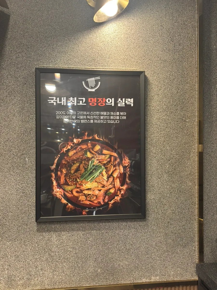 시원한 탄산 음료가 담긴 컵