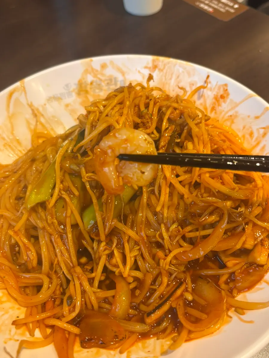 해산물이 듬뿍 든 볶음짬뽕 접시