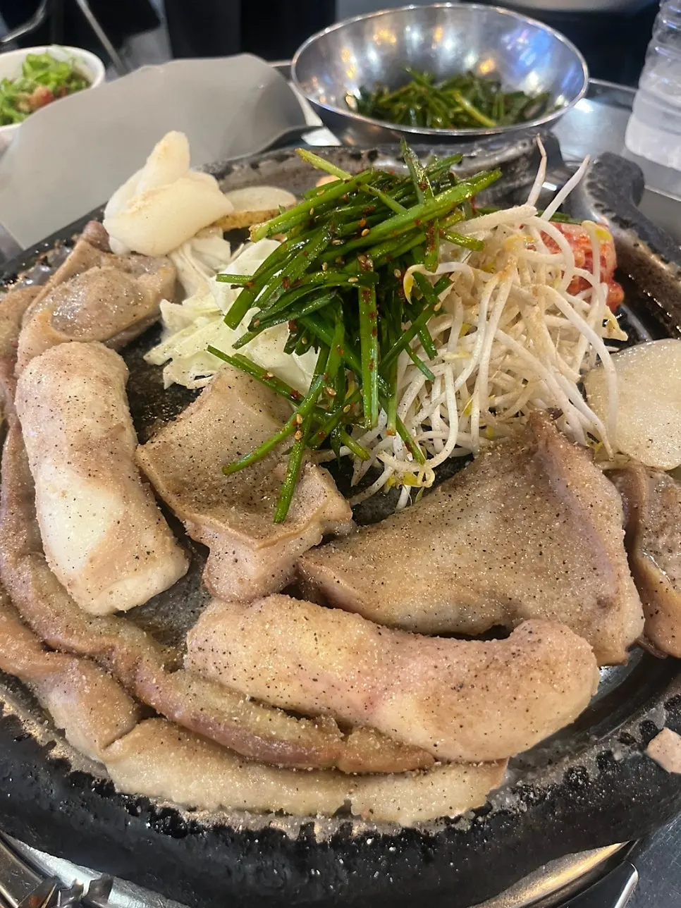 반찬이 차려진 진성한우곱창 테이블 세팅