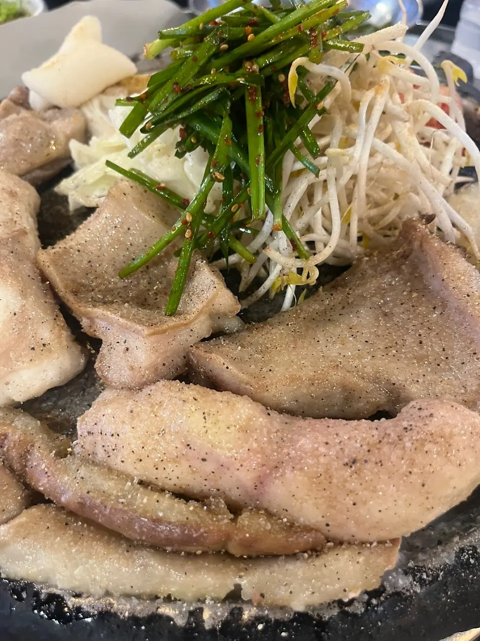 타이머와 함께 철판에서 구워지는 소곱창