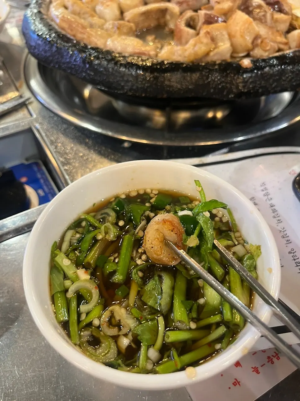 철판 위 곱창과 곁들임 재료