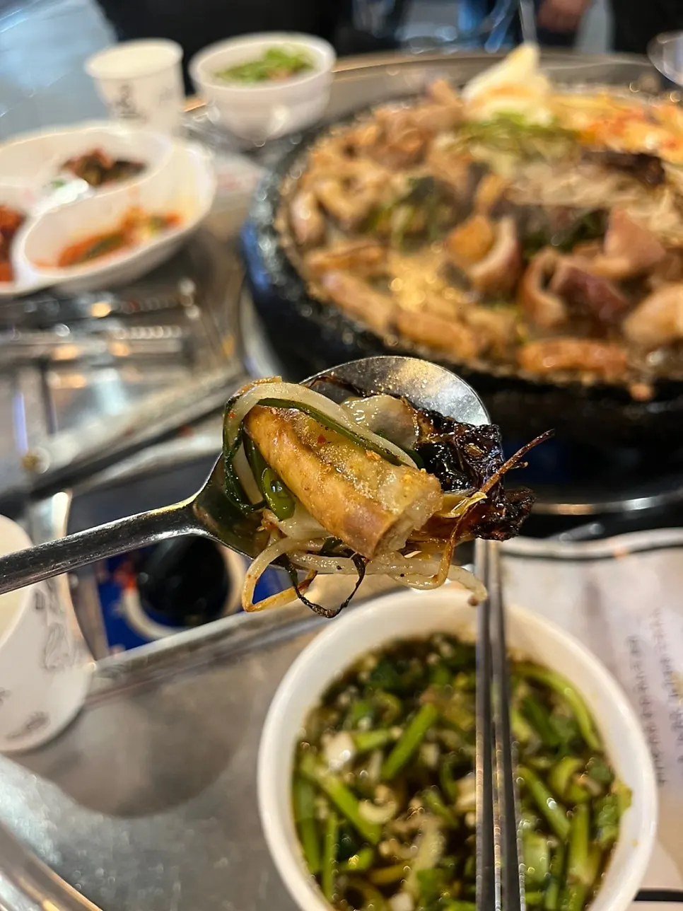 미나리절임마늘소스에 찍은 한우 막창