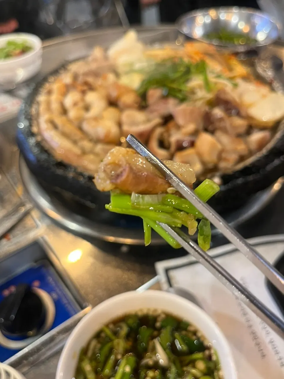 겉은 바삭하게 구워진 막창 한 점