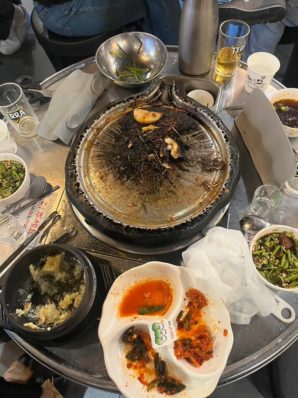 잘 구워진 곱창을 집어 든 모습