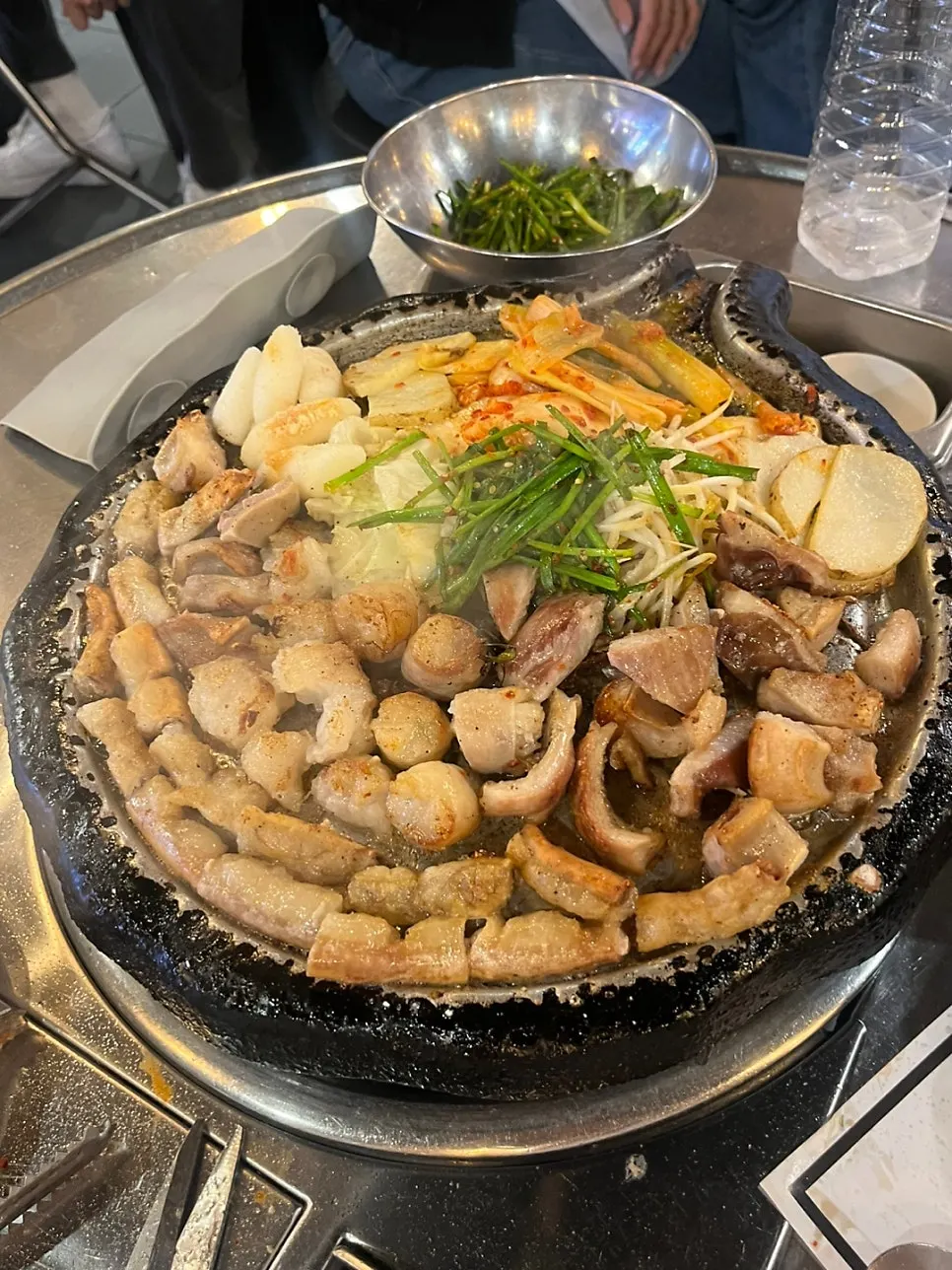 셋이서 비운 철판과 마무리된 테이블