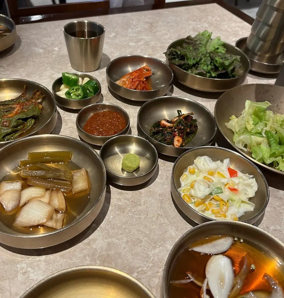 정갈하게 차려진 밑반찬 상차림