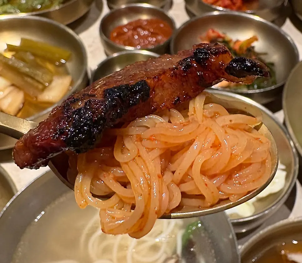 양념을 비빈 탱글한 비빔냉면