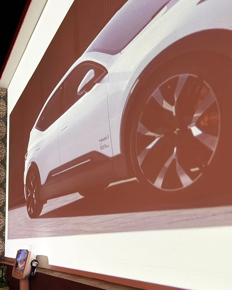 주황 조명의 와르르맨숀 방이점 내부