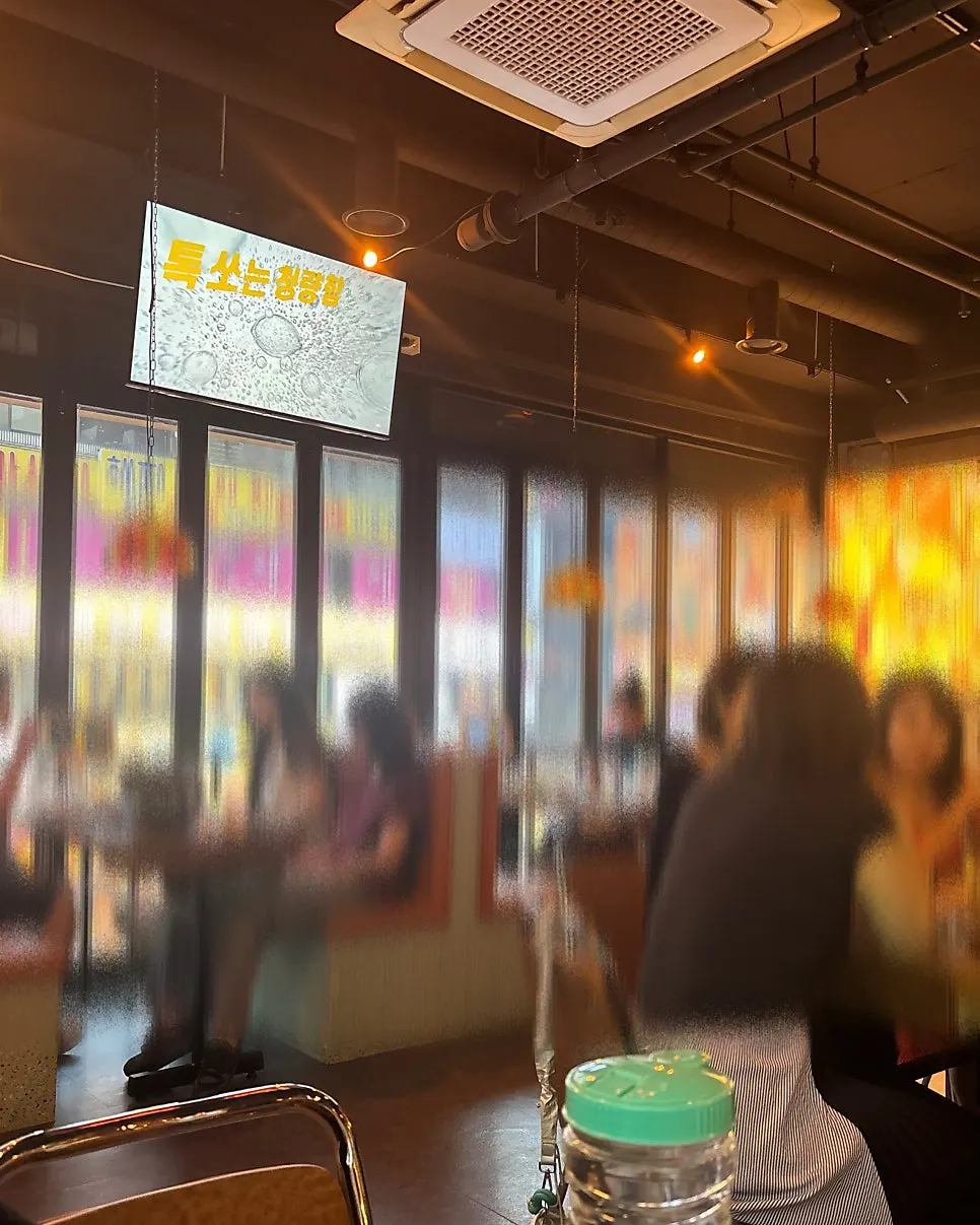 와르르맨숀 방이점 테이블과 좌석 전경