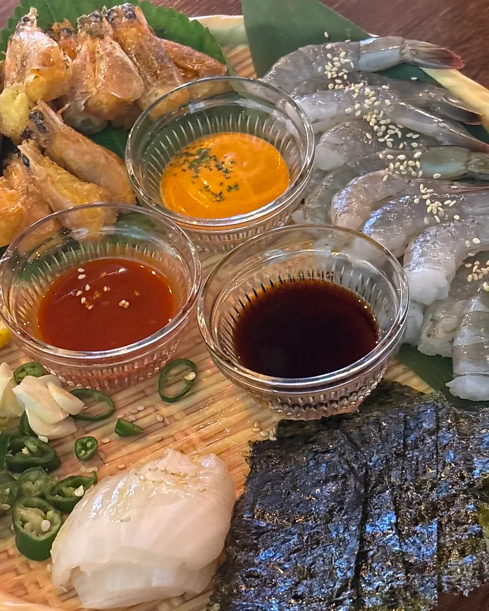 시원하게 서빙된 소주와 잔