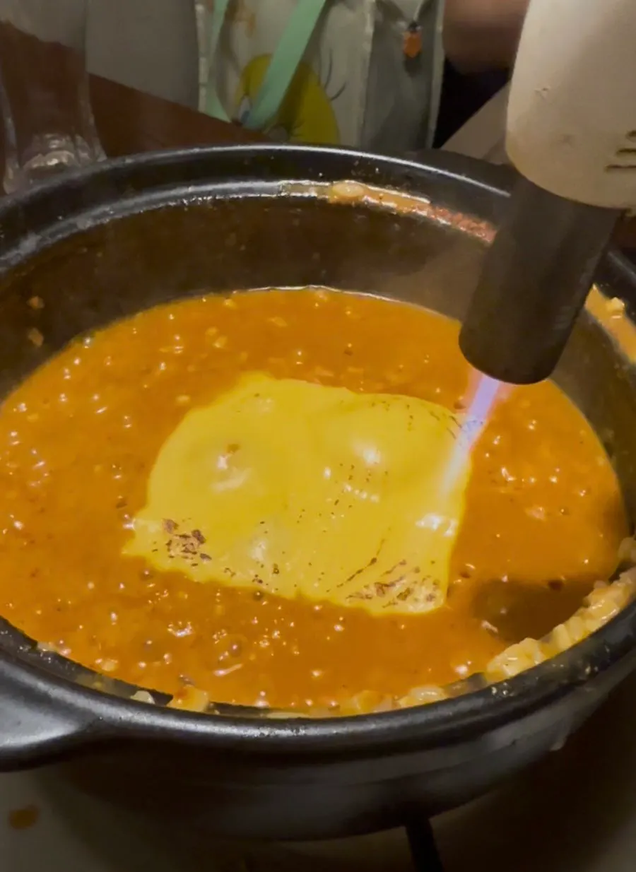 곱창전골과 투움바리조또가 함께 놓인 술상