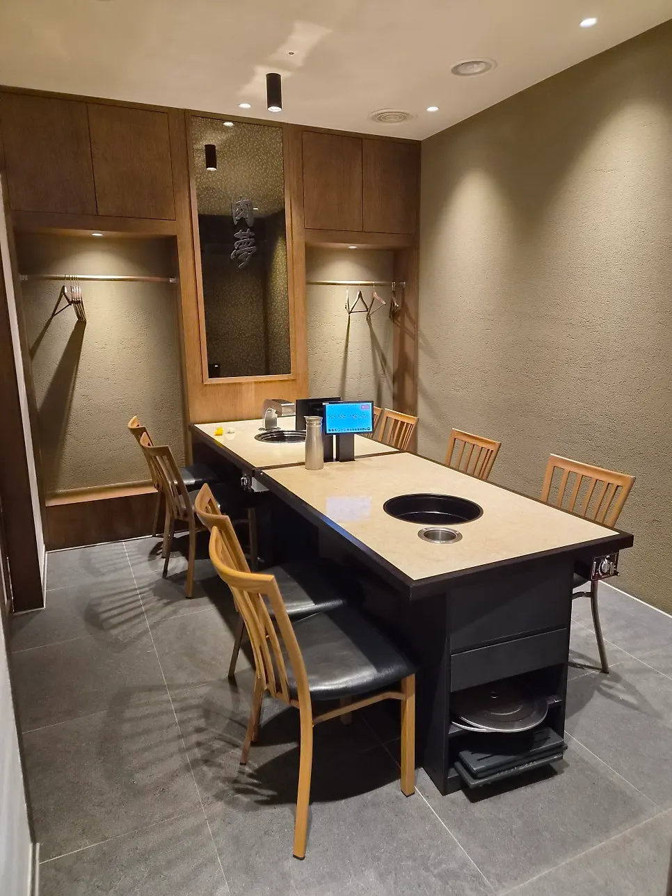 Family dining table and grill plate in the private room